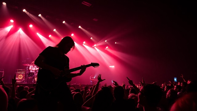 Gitara, scena i tłum – hołd dla energii rock and rolla