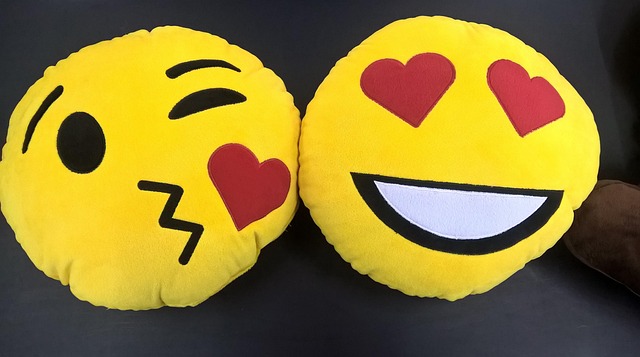 Emoji w akcji – uśmiechy, serca i płomienie internetu