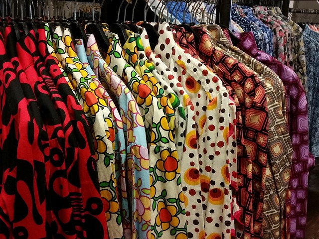 Wieszak z kolorowymi ubraniami w sklepie second-hand