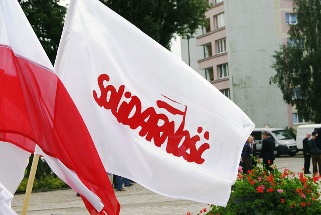 Symboliczne logo Solidarności z flagą Polski
