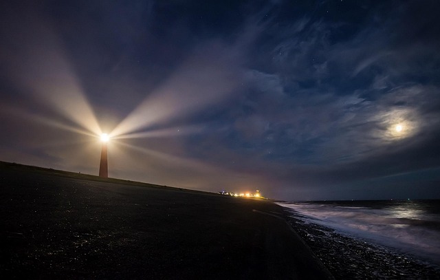 Świecąca latarnia morska w nocnej porze