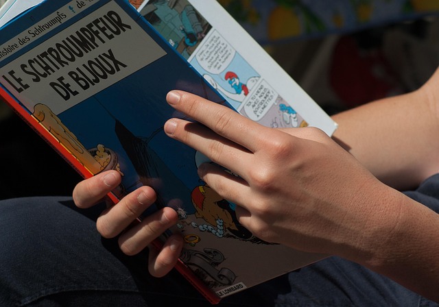 Osoba czytająca komiks podczas Światowego Dnia Publicznego Czyta