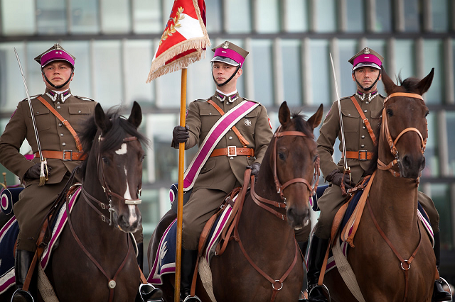 Żołnierze kawalerii polskiej na koniach podczas defilady