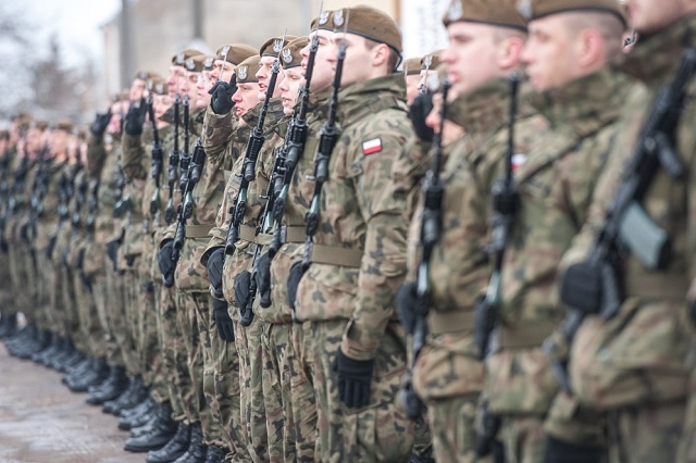 Polscy żołnierze podczas defilady wojskowej